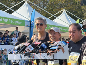 賽事亦吸引不少名人參與，包括今年轉戰十公里的影帝周潤發（左一)。（林漢山攝）