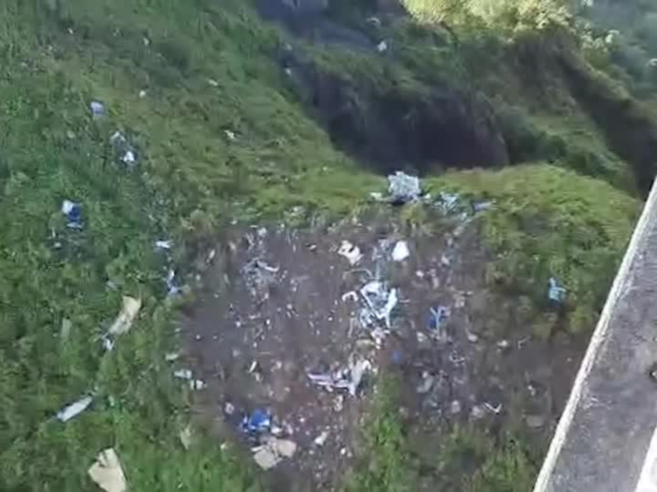 搜救人員在南蘇拉威西省龐卡傑內和群島縣，發現一架飛機的機身和尾部殘骸。(路透社)