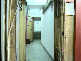 房屋局表示，非常關注近日深水埗義華大廈有分間單位租客被要求搬遷一事。（張連登攝）