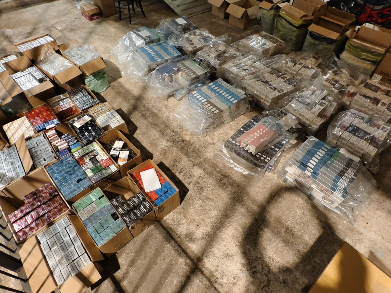 警方說，該批懷疑未完稅香煙，估計市值約141萬元，應課稅值約104萬元。（警方提供）