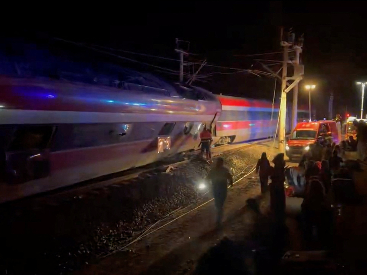 西班牙南部兩列高速火車相撞，增至最少21人死亡，超過70人受傷，當中30人重傷。（路透社）