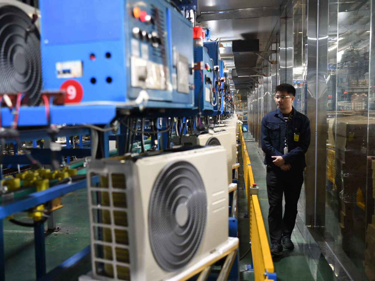 去年固定資產投資按年跌3.8%，跌幅超出預期的3%，是29年來首次錄得全年跌幅。（新華社資料圖片）