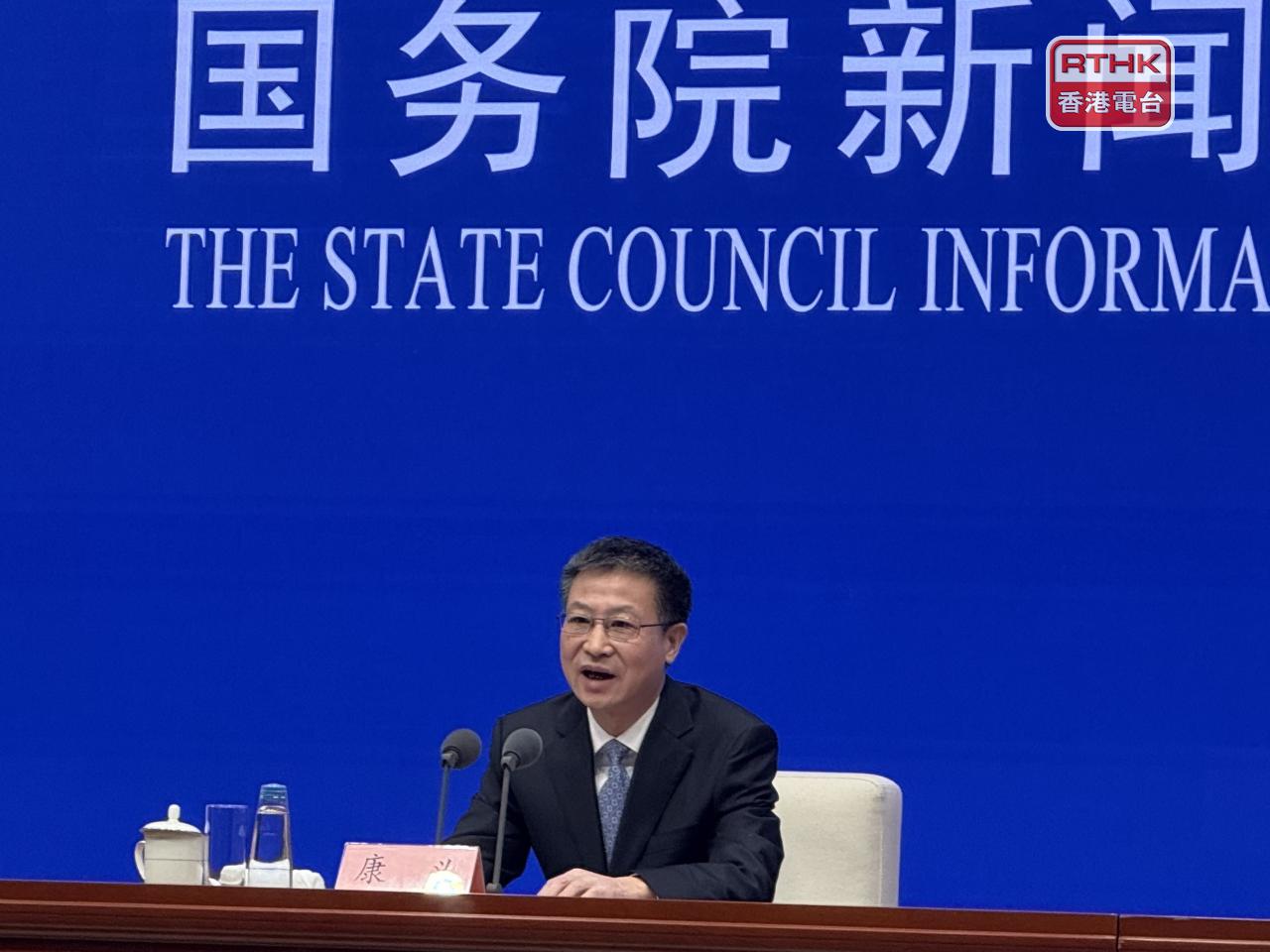 康義稱去年世界經貿秩序重創，國內新舊動能轉換陣痛，但中國經濟仍實現量的跨越與質的提升。（陳曉筠攝）