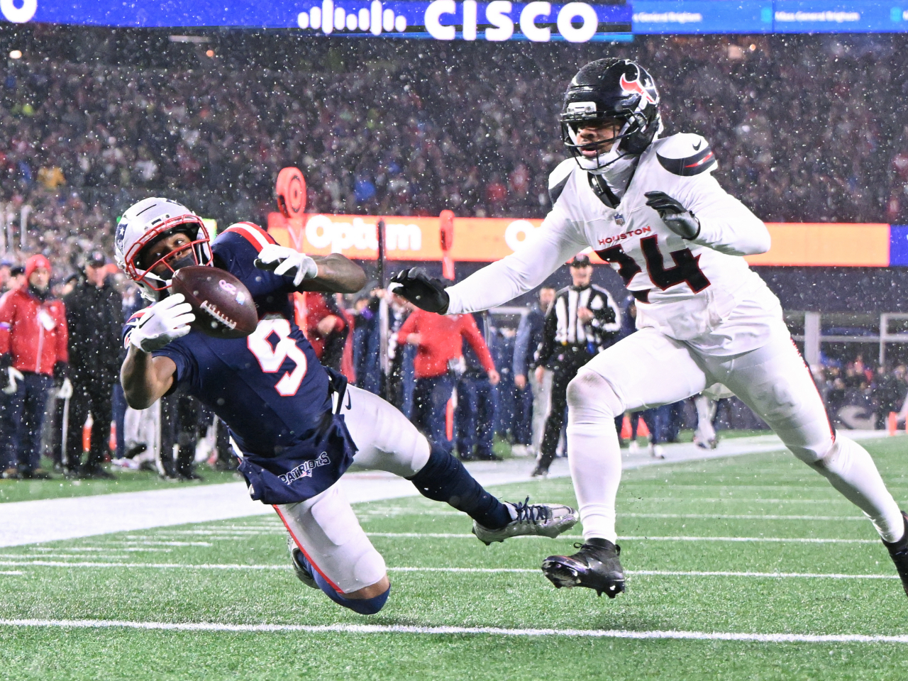 New England's Kayshon Boutte, left, snagged an incredible one-handed catch just over two minutes into the fourth quarter. Photo: Reuters