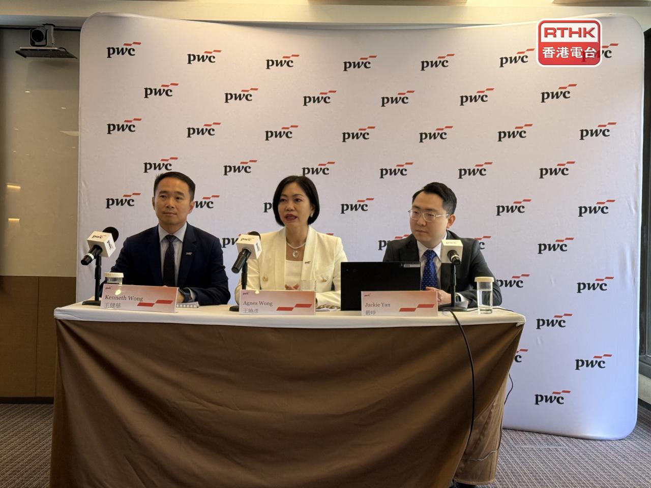 王曉彥（中）認為只要利得稅及薪俸稅穩定增長，股市維持暢旺，經營及資本帳目將持續改善。（趙嘉駿攝）