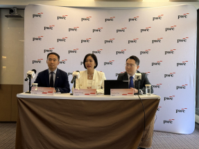 王曉彥（中）認為只要利得稅及薪俸稅穩定增長，股市維持暢旺，經營及資本帳目將持續改善。（趙嘉駿攝）