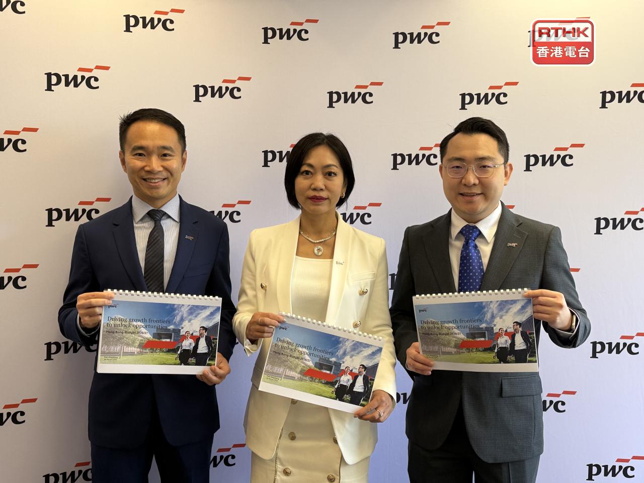 嚴崢（右）建議政府應發行多元化債券，有利本港債券市場和人民幣國際化發展。（趙嘉駿攝）