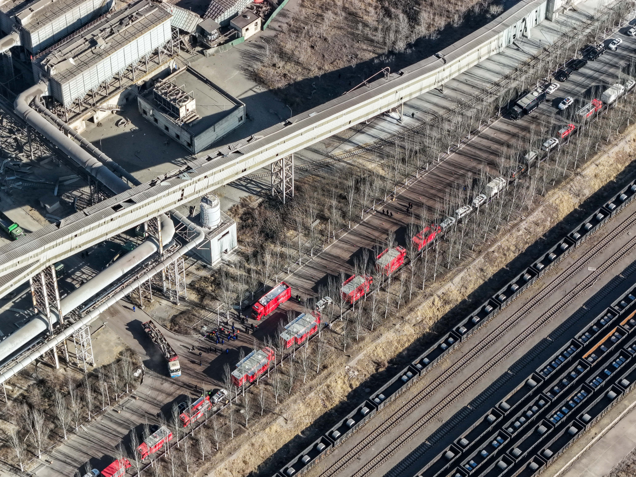 消防、應急管理等隊伍開展搜救工作。（新華社）