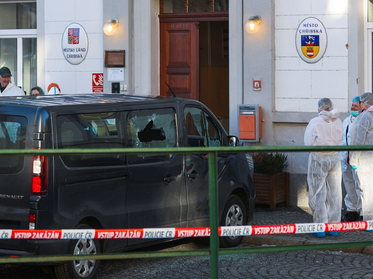 事發後，執法人員封鎖現場一帶調查。（路透社）