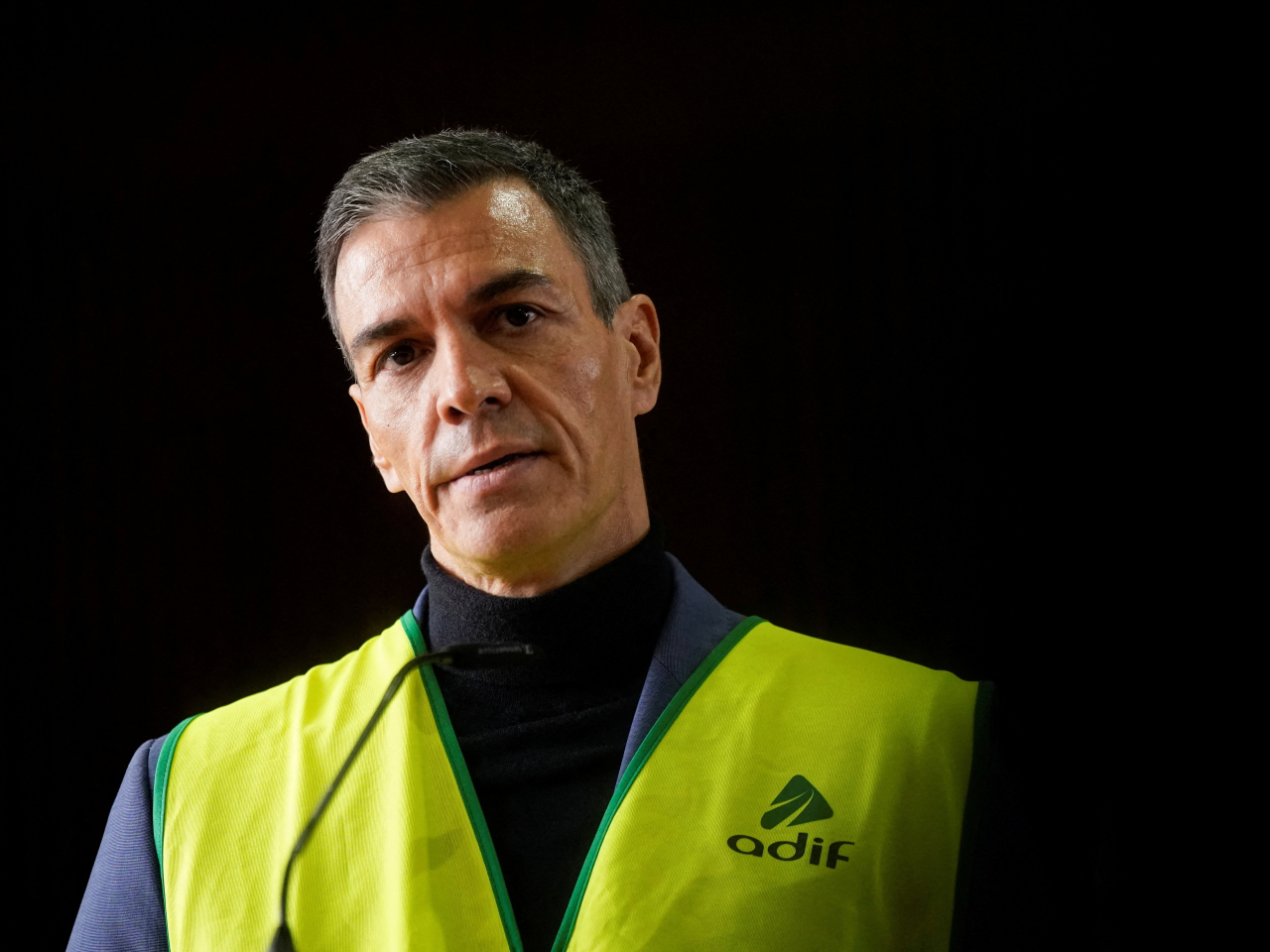 桑切斯聽取官員匯報後會見記者。（路透社）