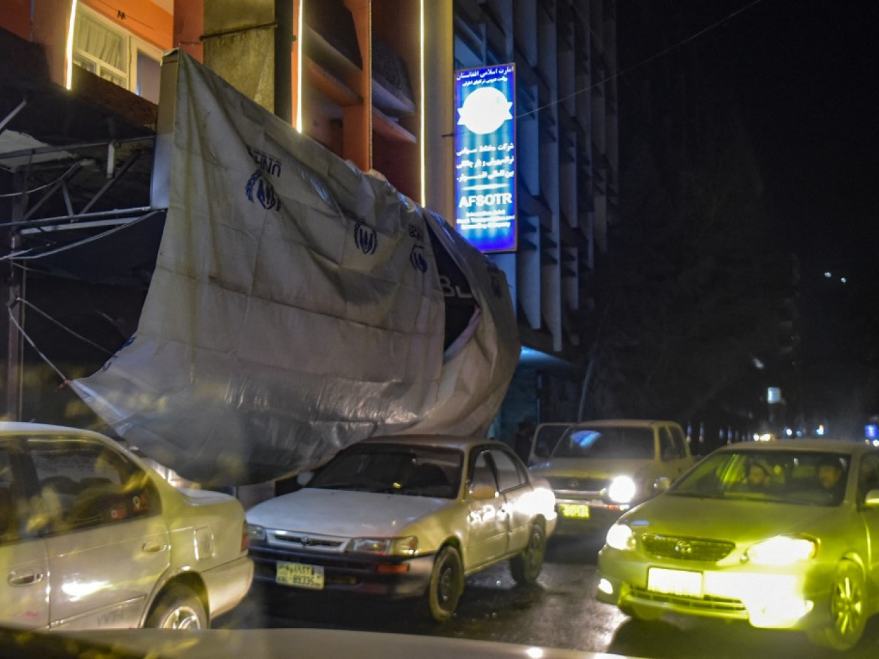 餐廳正門被炸出一個大洞，當局以帆布遮蓋。（法新社）