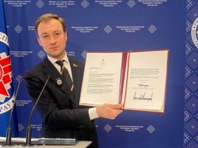 Belarus' Foreign Ministry spokesman Ruslan Varankov shows a letter from US President Donald Trump inviting President Alexander Lukashenko to join. Photo: Reuters