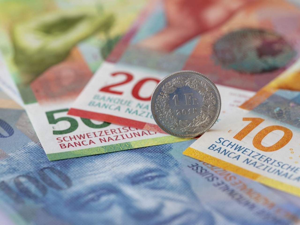 避險需求升溫，美元兌瑞士法郎跌至0.796附近，跌0.8%，創1星期新低。（法新社資料圖片）