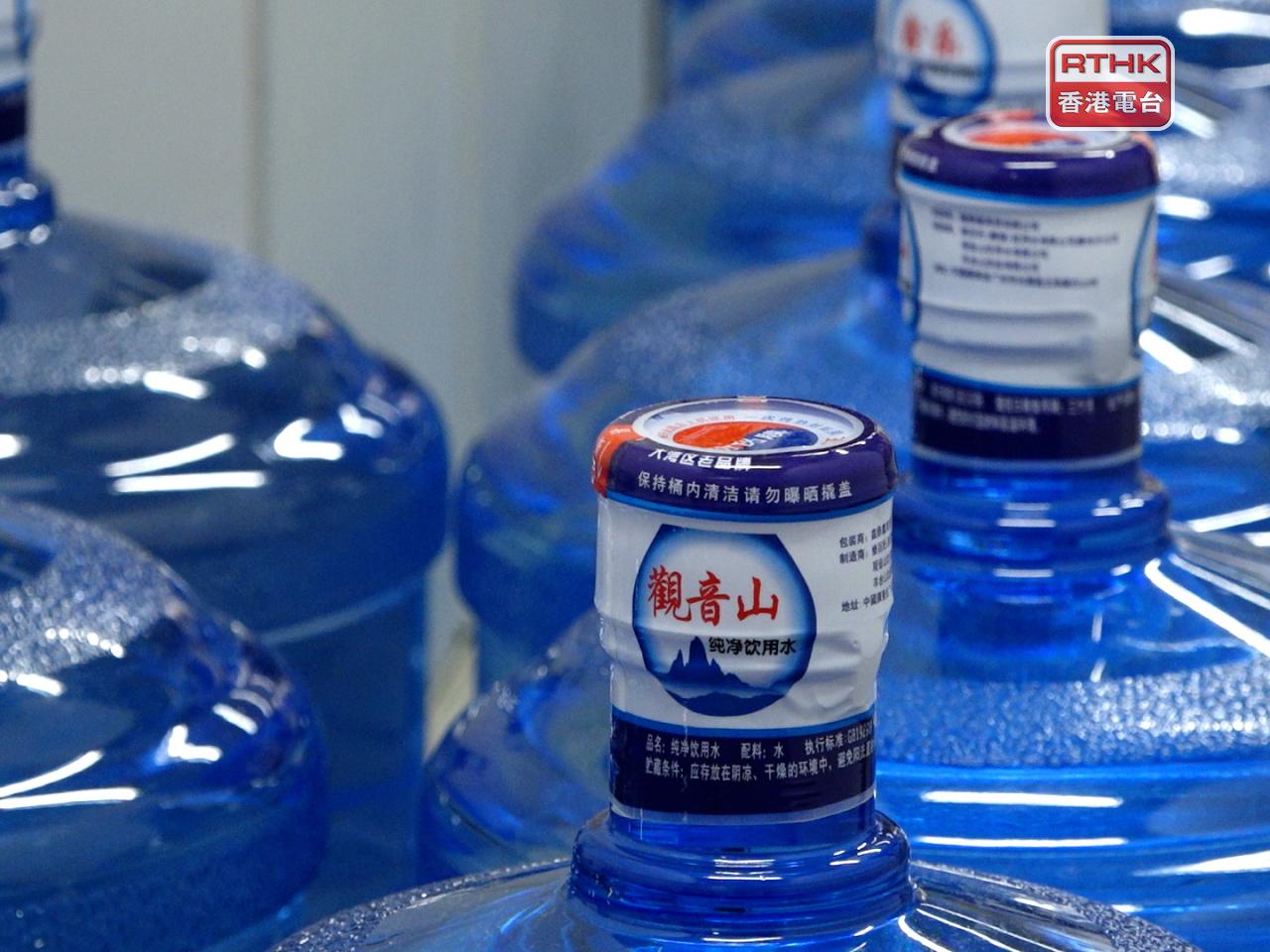 許正宇及楊何蓓茵將公布檢討政府採購機制專責小組報告，以及就採購樽裝飲用水事件進行的紀律調查結果。（港台圖片）