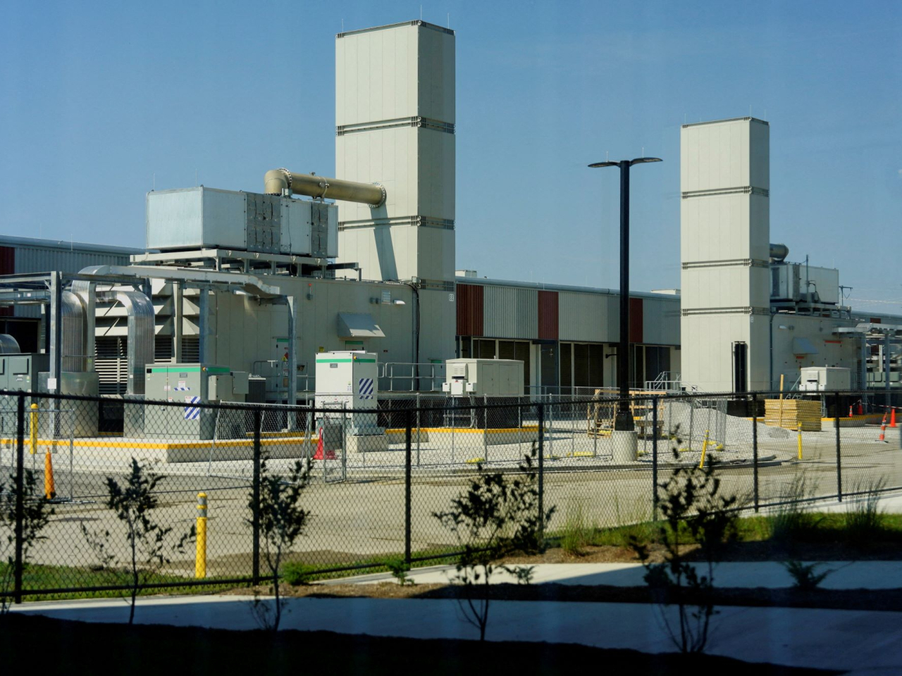 人工智能數據中心用電量龐大，持續引起美國社會關注，圖為微軟位於威斯康星州的一間數據中心。（路透社資料圖片）