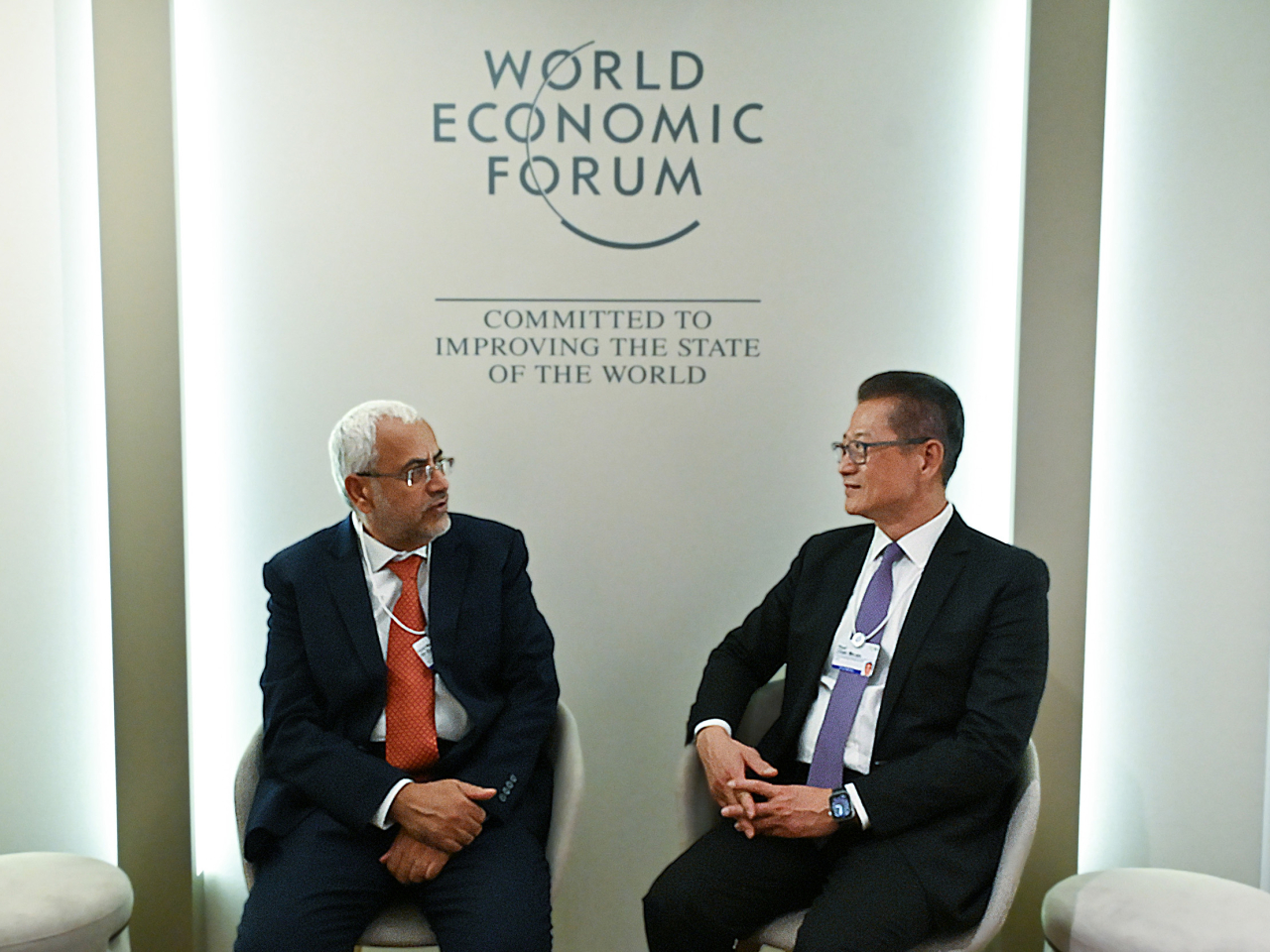 陳茂波（右）與阿曼蘇丹國經濟部長H.E. Said Mohammed Al-Saqri博士（左）會面。（政府新聞處）