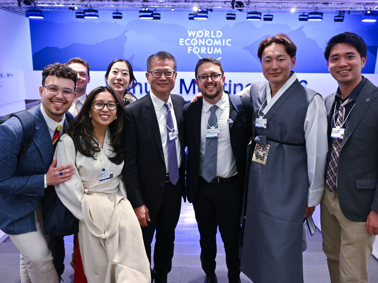 陳茂波（右四）出席世界經濟論壇2026年年會的歡迎酒會。（政府新聞處）