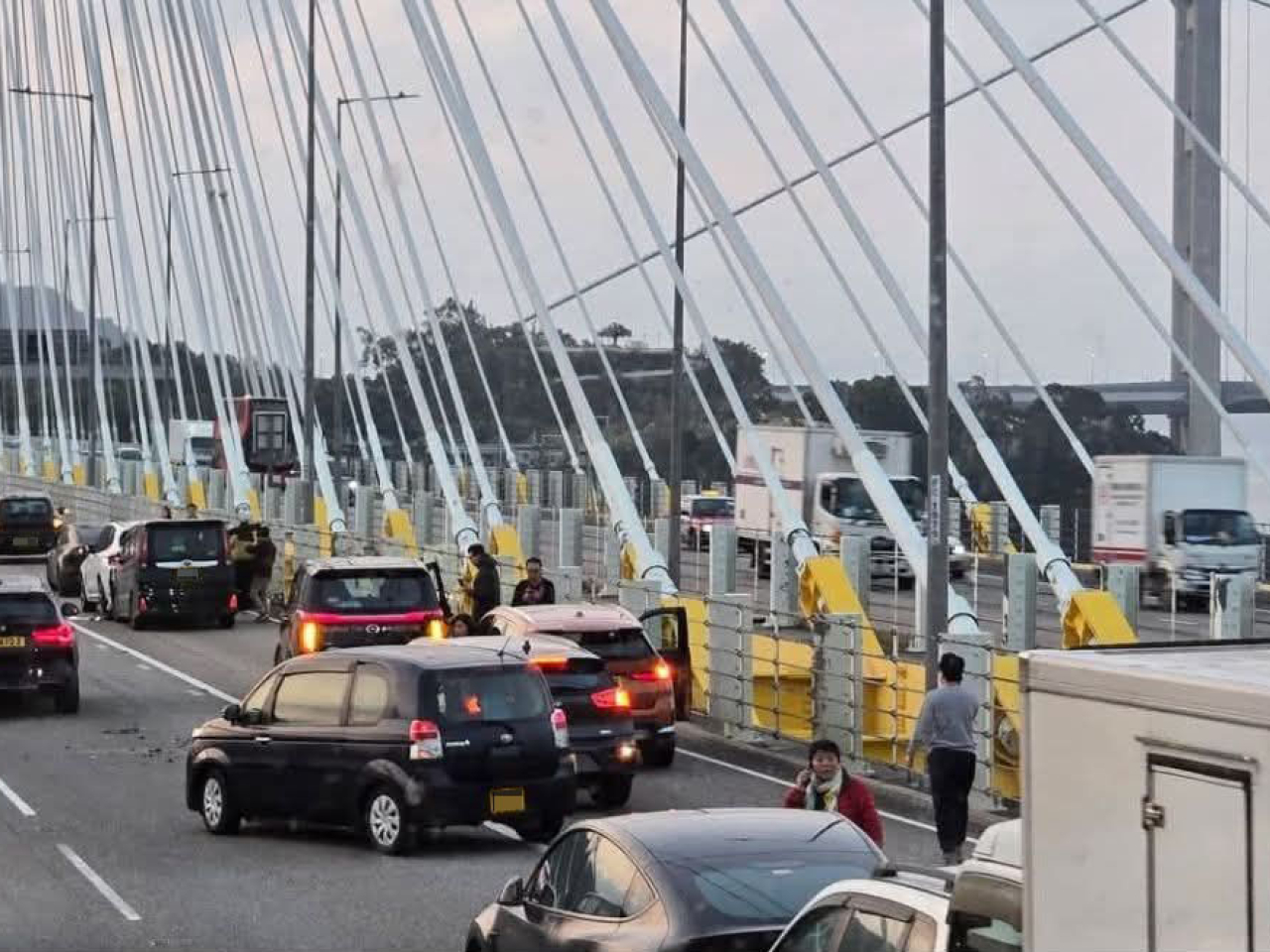 警方接獲3宗報案，涉及私家車、的士及輕型貨車等9輛車，6人受傷。（網上圖片）