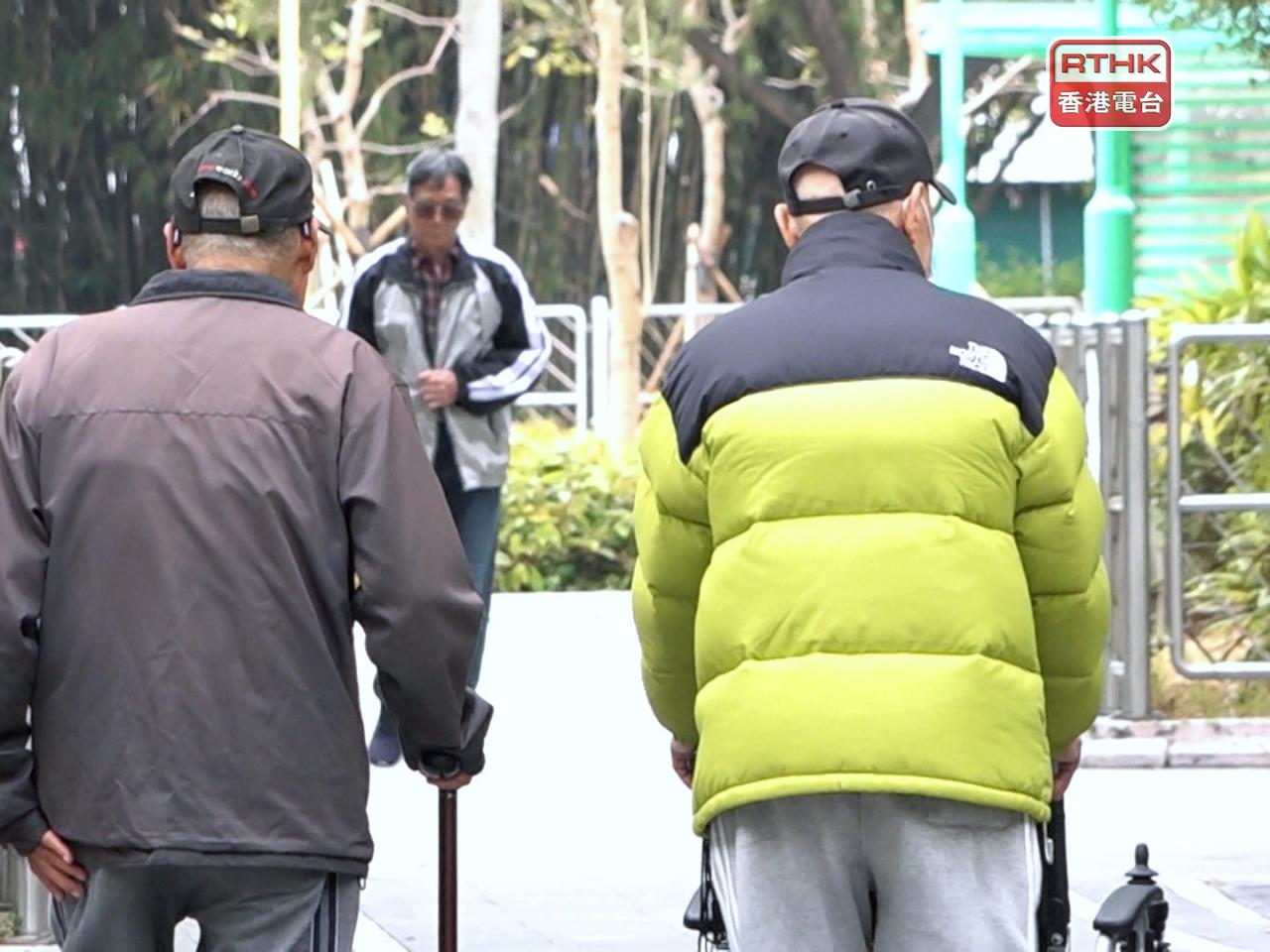 葉柏強預計不少長者及兒童的抵抗力不足，建議做足預防措施，包括在人多的地方佩戴口罩、注意衞生、接種疫苗等。（港台圖片）