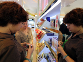 發改委稱去年內需對經濟增長貢獻率超過67%，其中消費貢獻率達到52%。（法新社資料圖片）