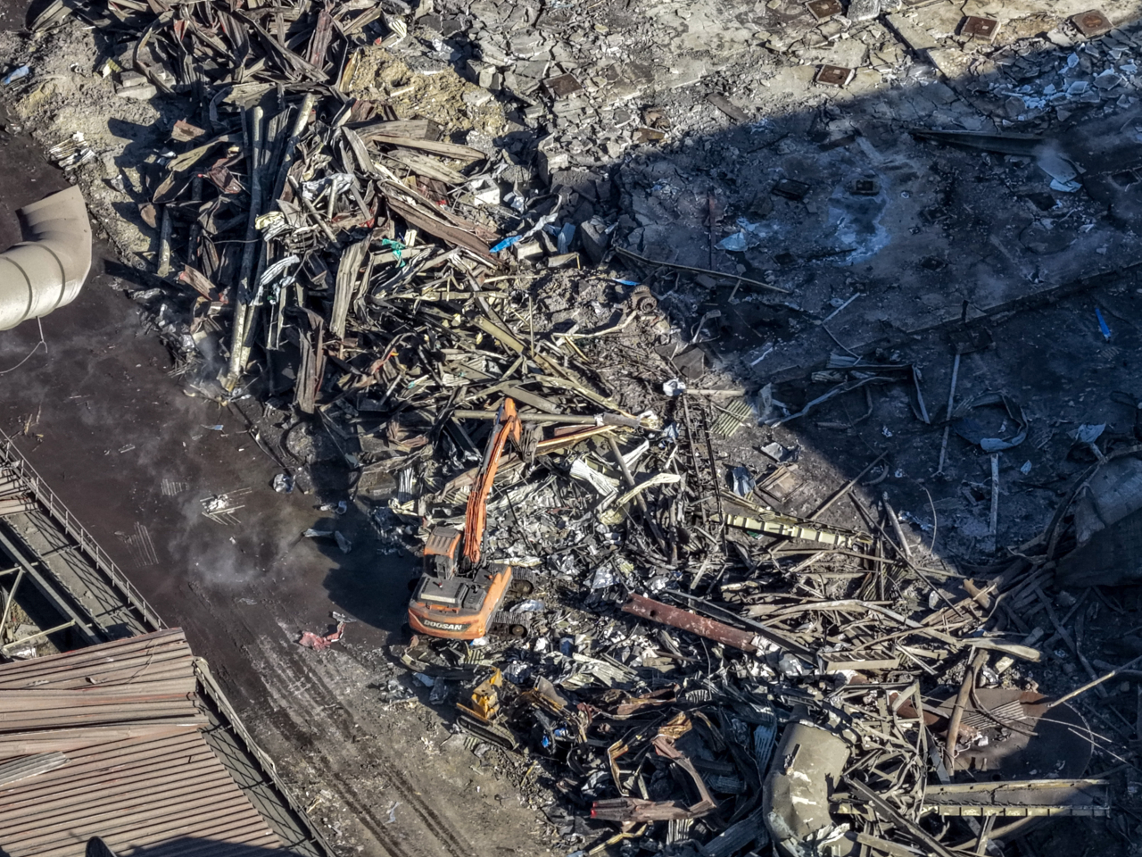 救援人員在事故現場進行搜救及清理工作。（新華社）