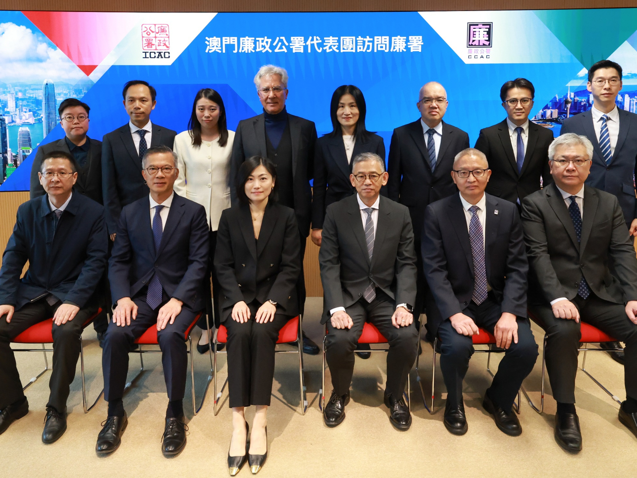 香港廉政專員胡英明（前右三）接待澳門廉政專員歐陽湘（前排左三）率領的代表團。（廉政公署網頁）