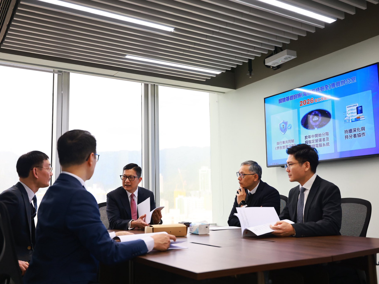 鄧炳強（中）聽取新任關鍵基礎設施（電腦系統安全）專員匯報工作進展。（鄧炳強社交專頁）