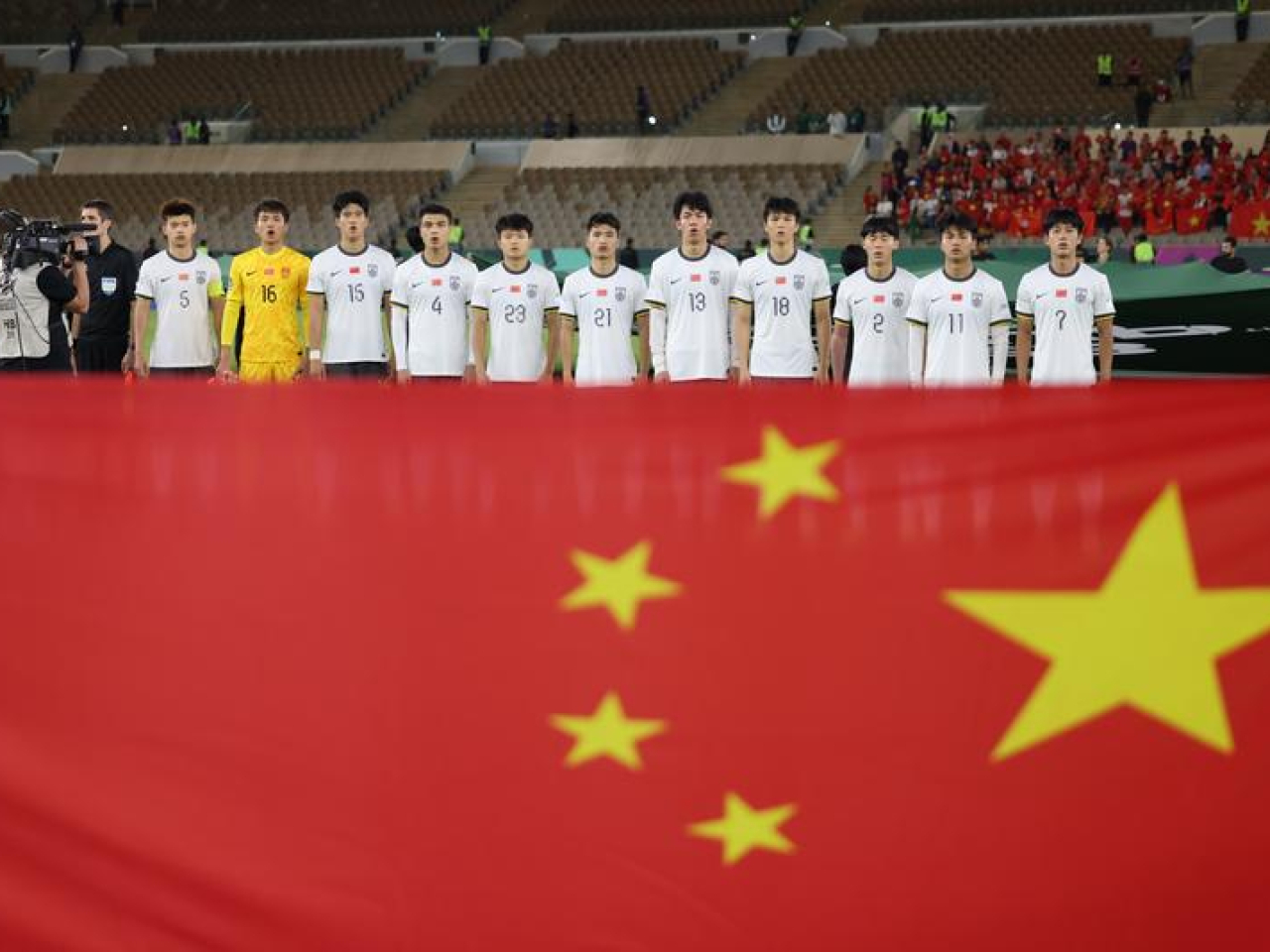 國家隊球員在比賽前唱國歌。(新華社)