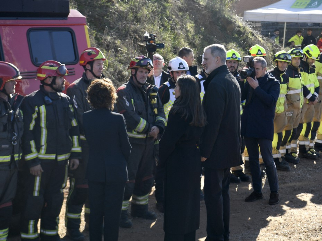 國王費利佩六世到事故現場了解救援工作進展。(法新社)