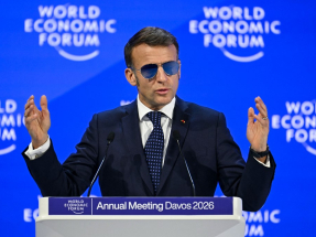 法國總統馬克龍表示，歐洲不應向「強權即公理」低頭，呼籲採取大膽行動捍衛歐洲產業。（法新社）