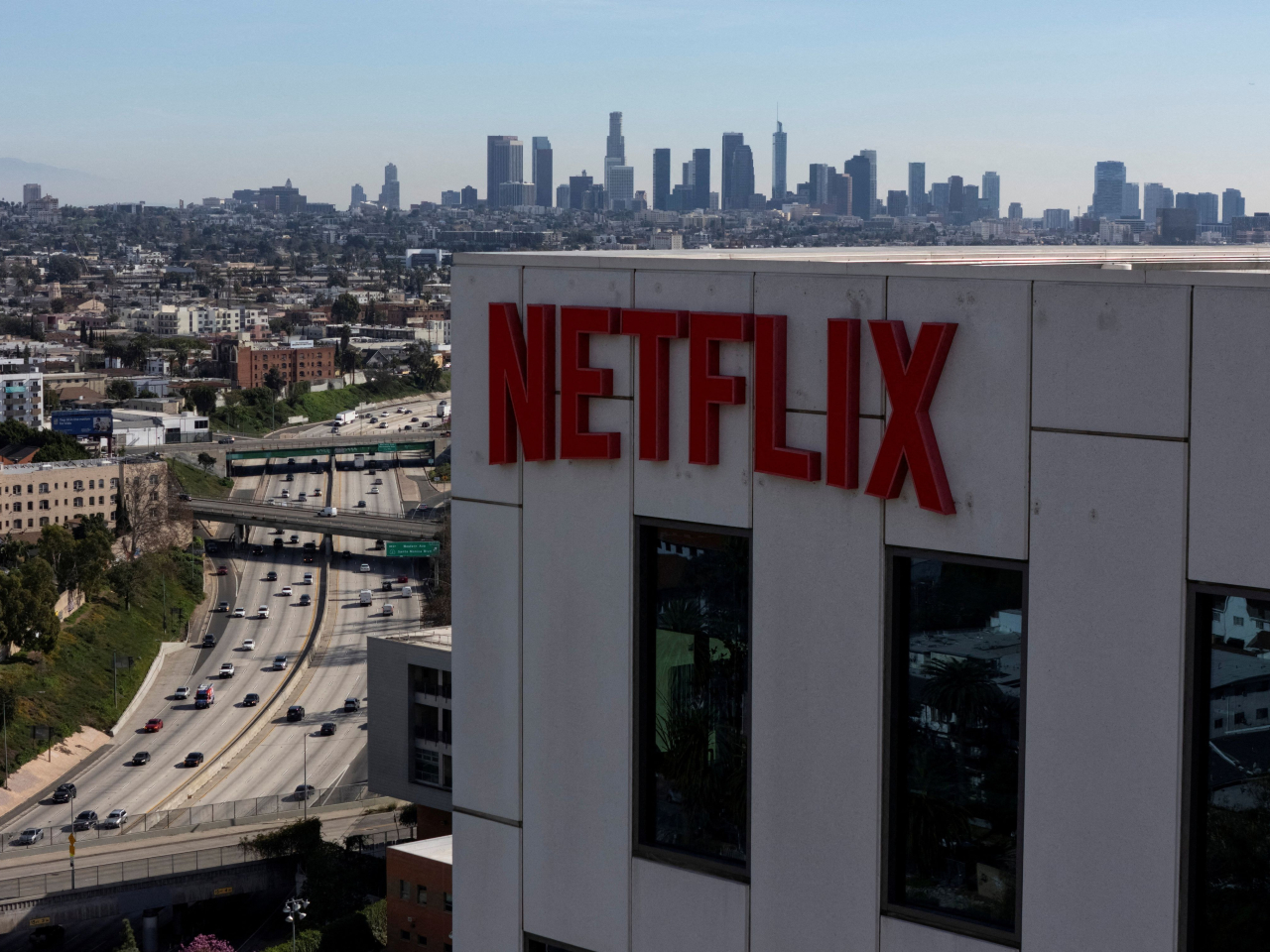 Netflix上季業績好過預期，集團改以全現金方式，收購華納兄弟探索旗下電影公司及串流業務，作價維持不變。（路透社）