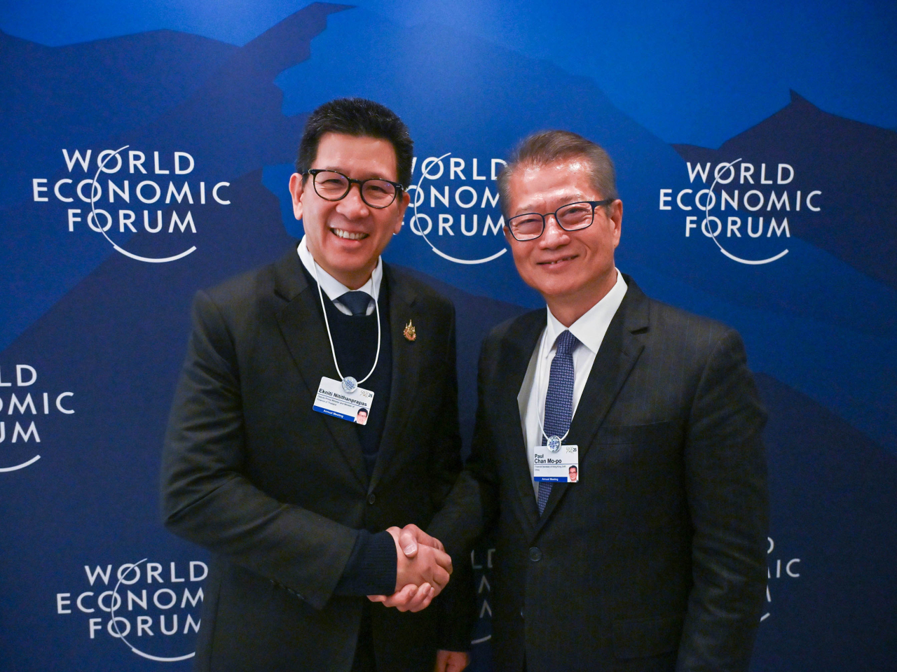 陳茂波（右）與泰國副總理兼財政部長Ekniti Nitithanprapas（左）在瑞士達沃斯會面。（政府新聞處）