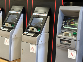 金管局及銀行公會宣布，銀行業界將落實《長者友善銀行服務指引》及《無障礙銀行服務實務指引（第二版）》，加強對長者及殘疾人士使用銀行服務的支援。（港台圖片）