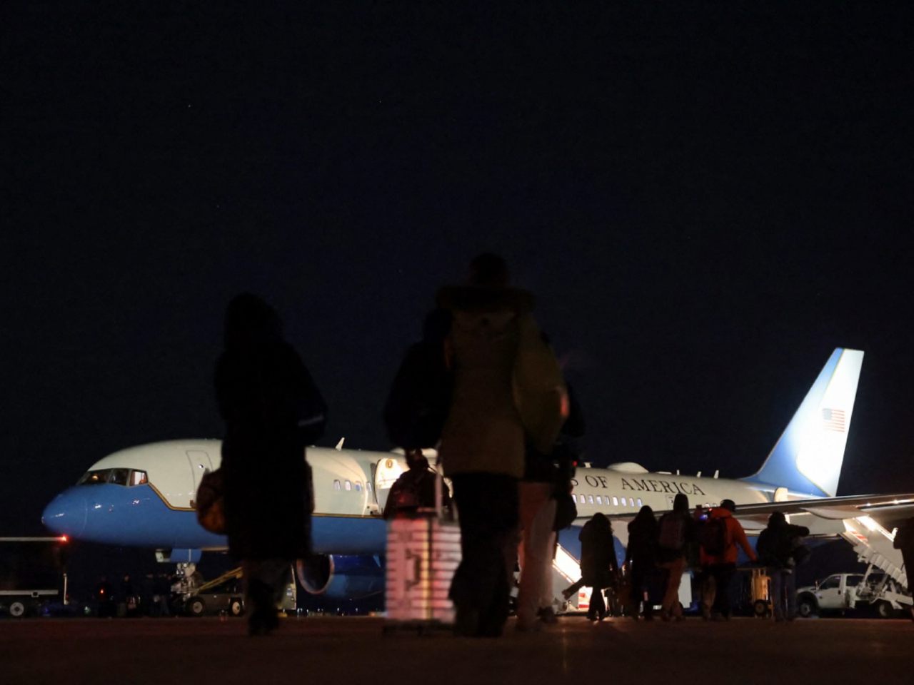白宮表示特朗普將乘坐另一架飛機繼續前往達沃斯。圖為隨行記者轉機的情況。（路透社）