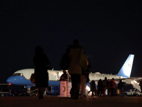 白宮表示特朗普將乘坐另一架飛機繼續前往達沃斯。圖為隨行記者轉機的情況。（路透社）