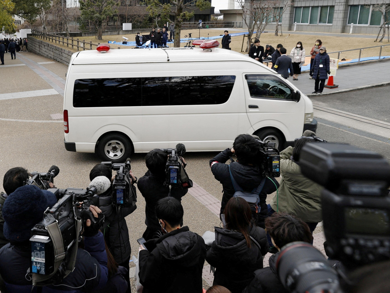 被告山上徹也，被押送到奈良地方法院聽取判刑。（路透社）