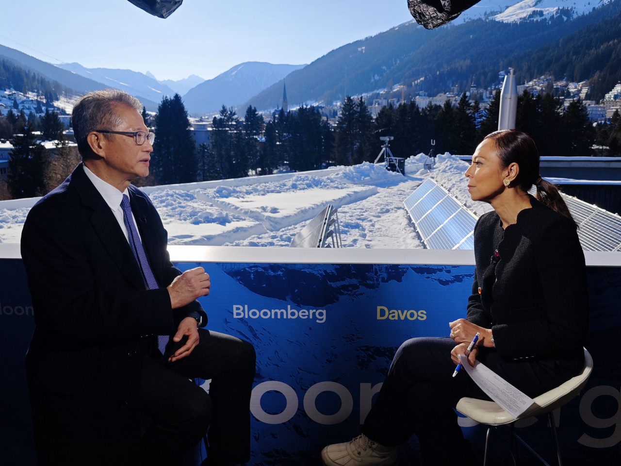 陳茂波（左）在瑞士達沃斯接受財經媒體彭博社訪問。（政府新聞處）