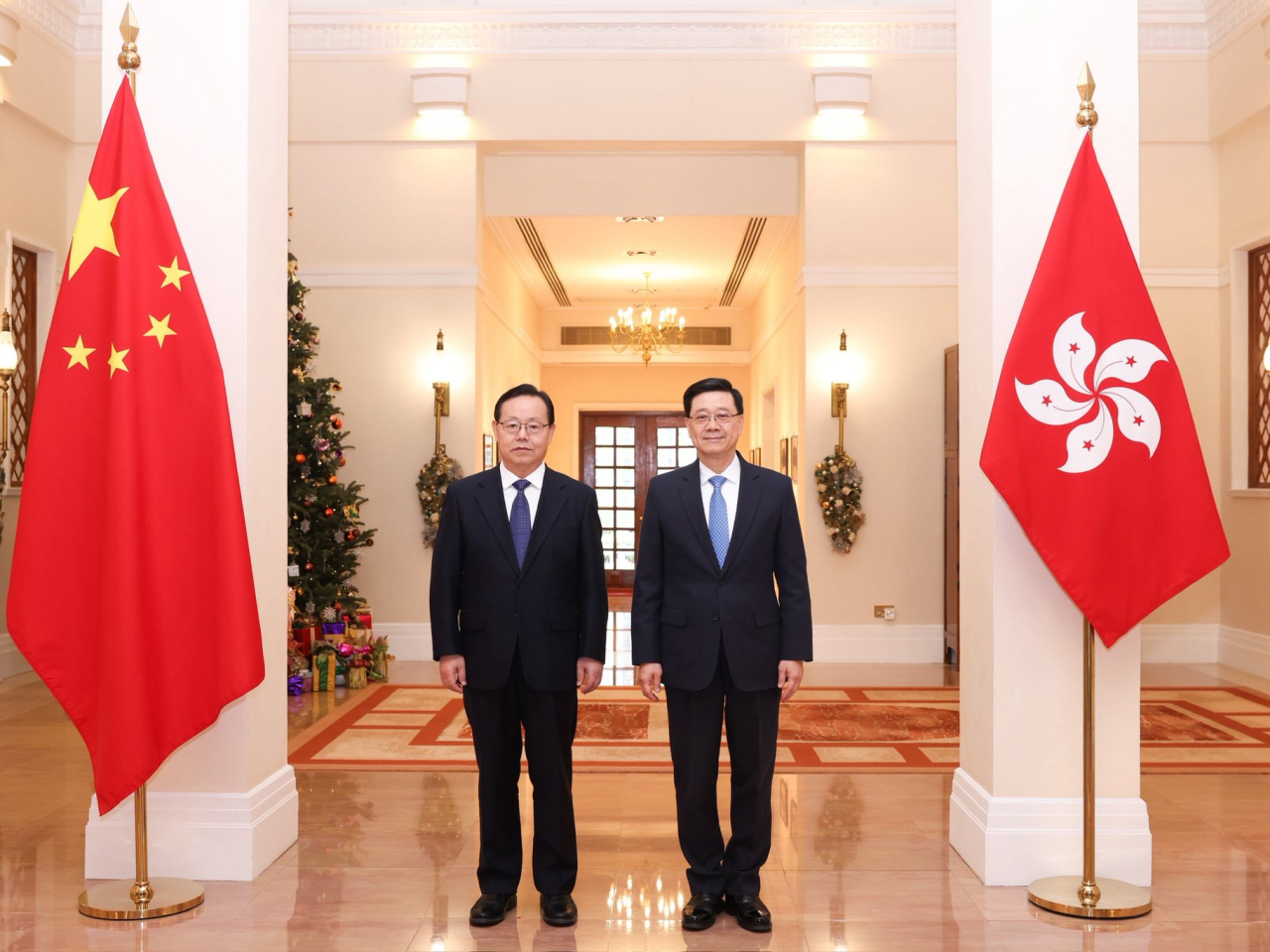 行政長官李家超（右）在禮賓府與全國政協副主席、致公黨中央主席蔣作君（左）會面。（李家超社交專頁）