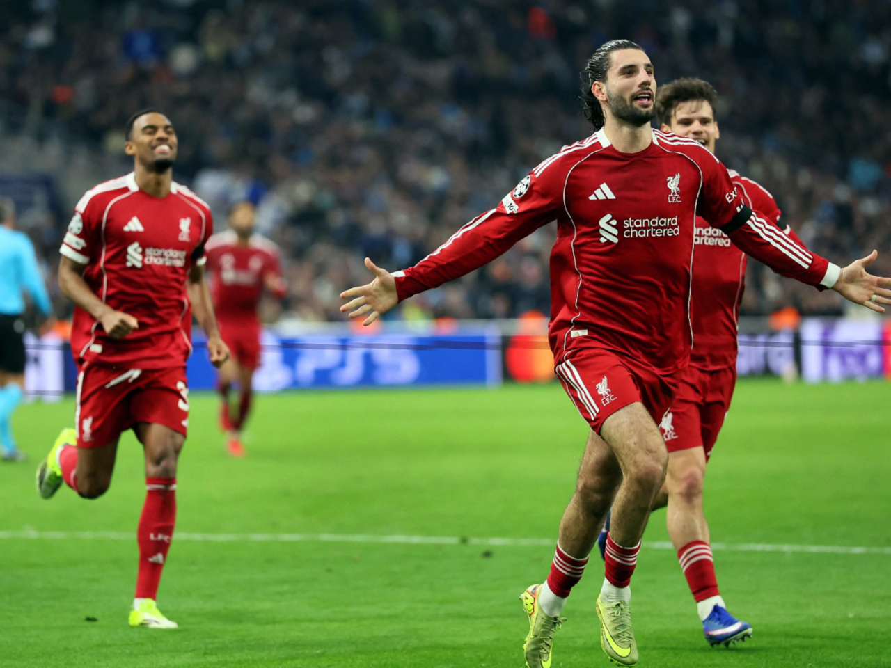 蘇保斯拿爾（前）為利物浦攻入一球。（路透社）