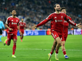 蘇保斯拿爾（前）為利物浦攻入一球。（路透社）