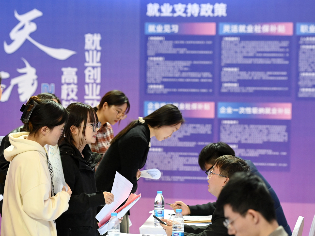 內地上月不包括在校生的16至24歲勞動力失業率跌至16.5%，創半年新低。（新華社資料圖片）