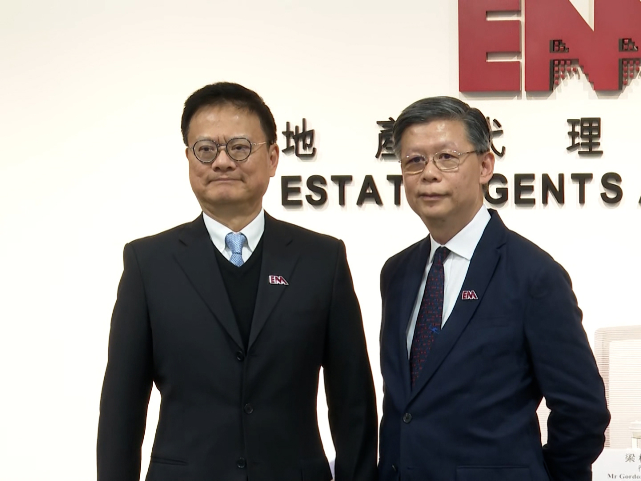 蕭澤宇(左)表示，受整體經濟及樓市影響，現時持牌人數較高峰回落約一成。（張振成攝）