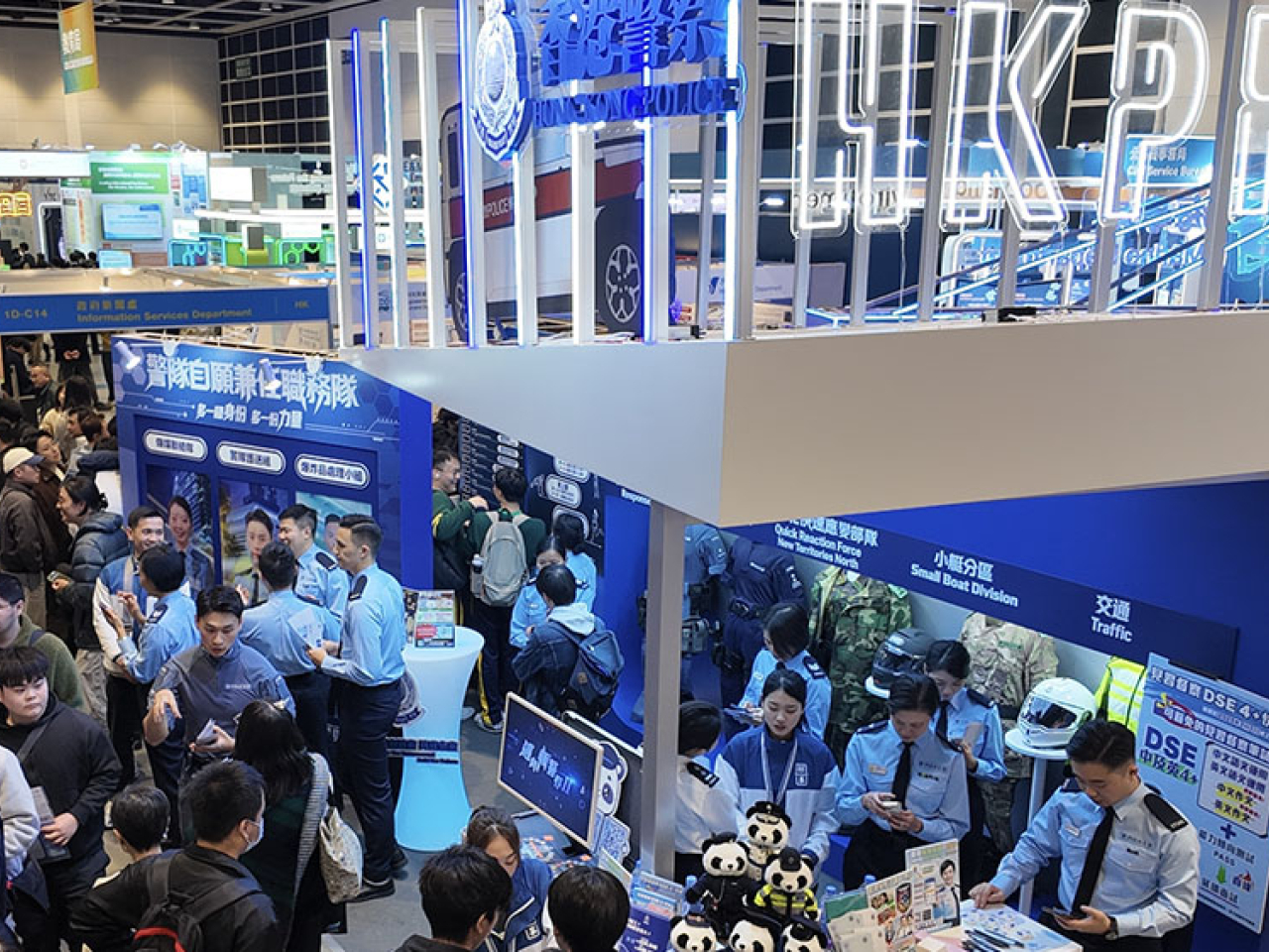 警務處參與在灣仔會展舉行的「教育及職業博覽2026」，展示警務專業，並提供最新招募資訊。（政府新聞處）
