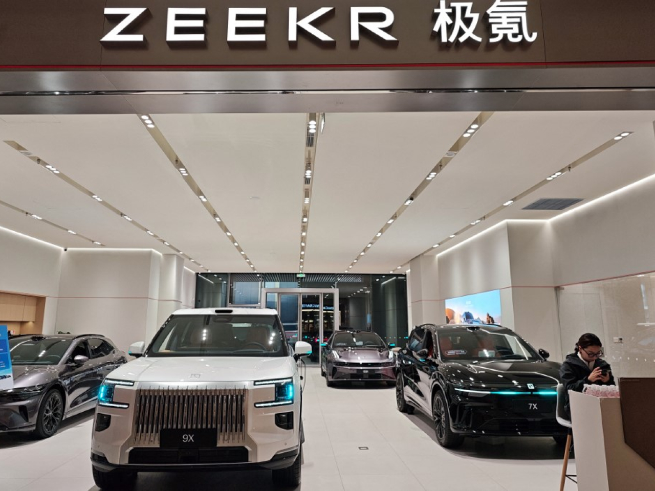 吉利集團目標2030年全球銷量逾650萬輛，新能源汽車銷量佔比將達到約75%。（法新社資料圖片）