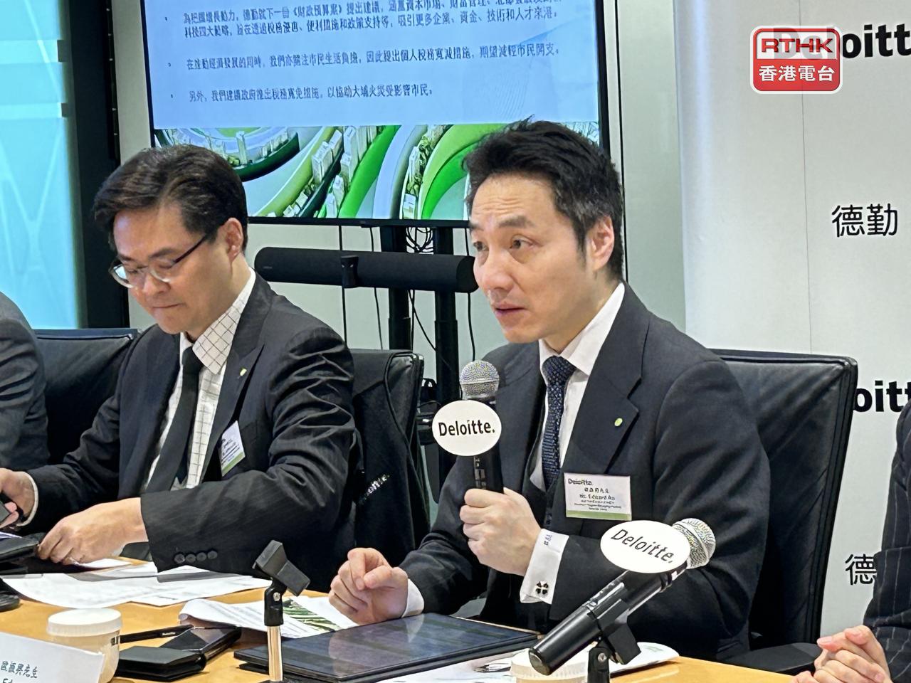 歐振興（右）表示，若本港可提供限時股票交易印花稅減免，有助鼓勵投資者在香港買賣同時在港、美兩地上市的股票。（羅煒皓攝）