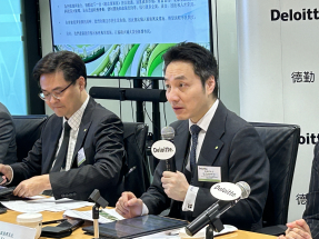 歐振興（右）表示，若本港可提供限時股票交易印花稅減免，有助鼓勵投資者在香港買賣同時在港、美兩地上市的股票。（羅煒皓攝）