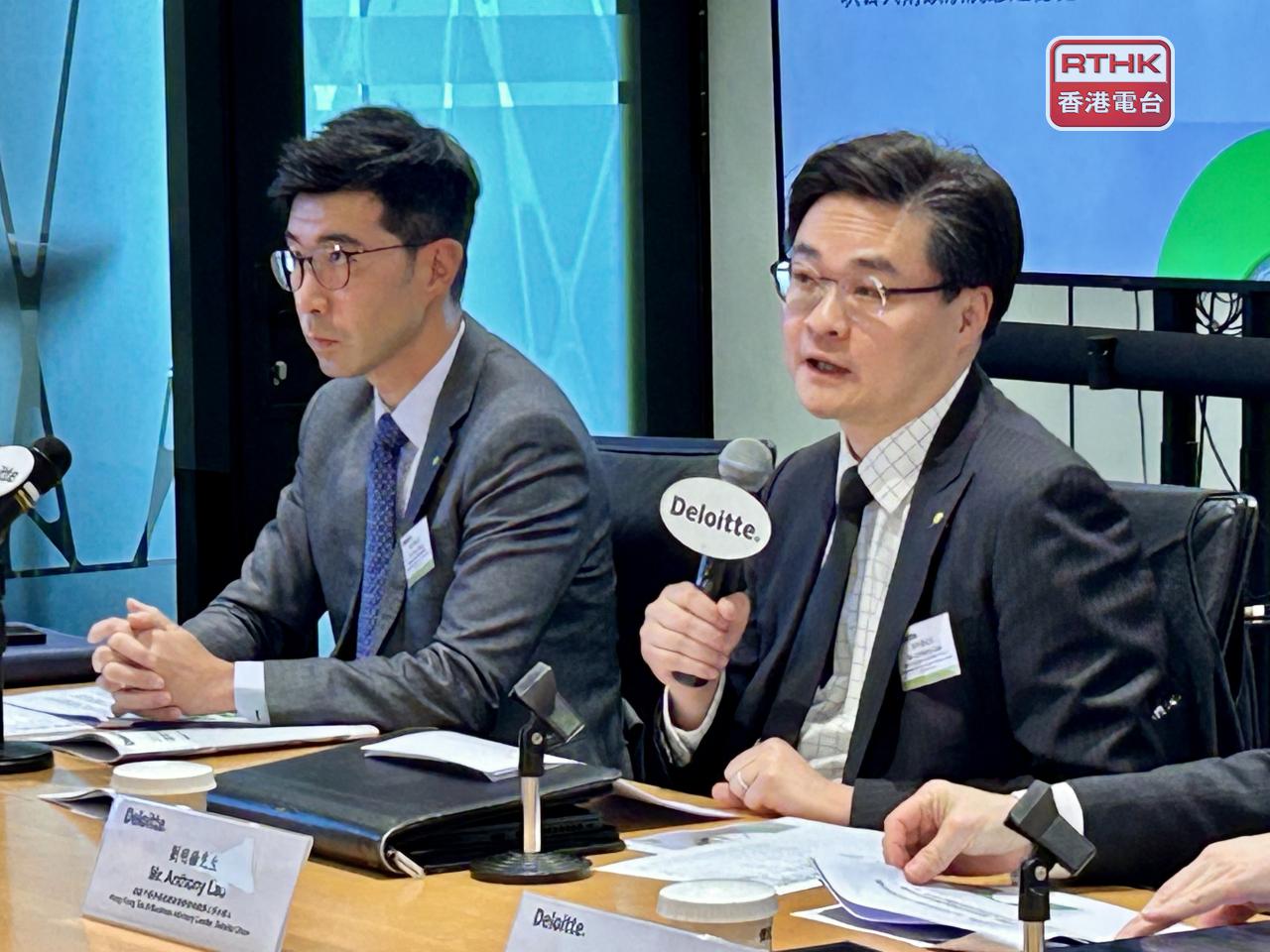 劉明揚（右）預計，截至3月底的政府財政儲備將達6548億元，加上政府有能力發債應付北部都會區等項目開支，認為財政狀況穩健。（羅煒皓攝）