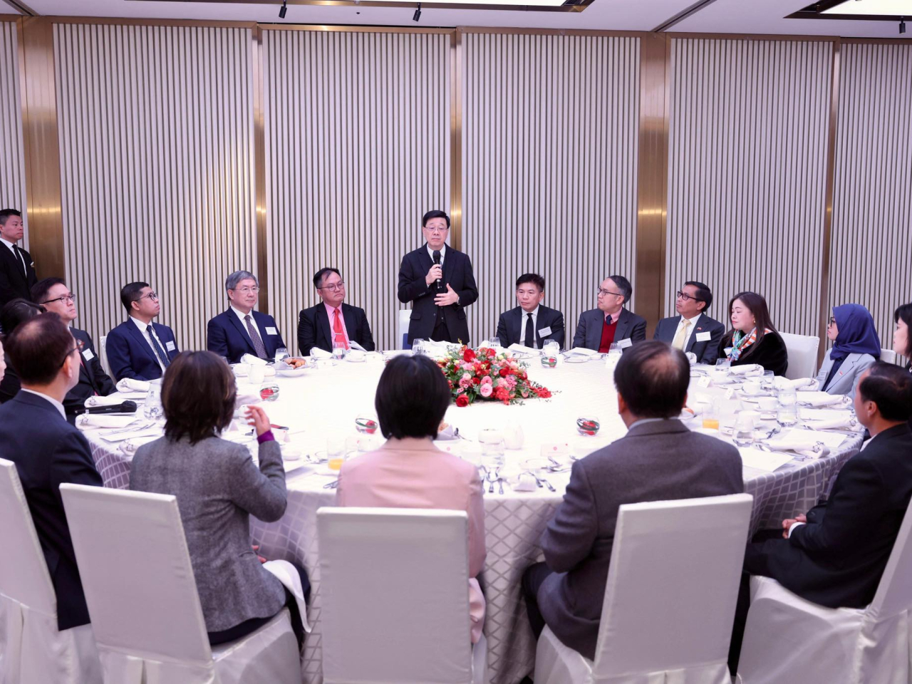 李家超與東盟成員國駐港總領事及代表共晉午餐。（李家超社交網頁）