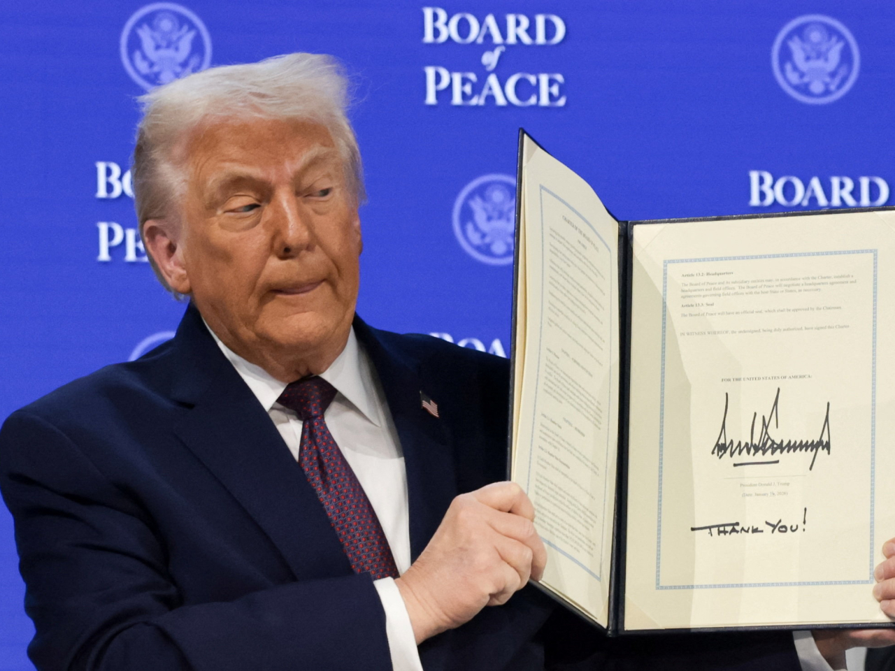 美國總統特朗普在瑞士達沃斯，為美方提出成立的「和平委員會」舉行簽約儀式。（路透社）