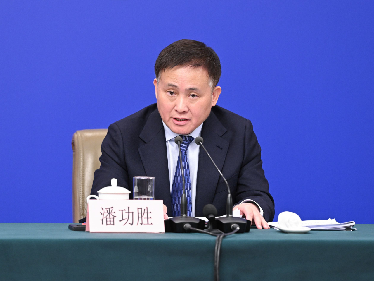 潘功勝稱人行將靈活高效運用降準降息等多種貨幣政策工具，保持流動性充裕。（新華社資料圖片）